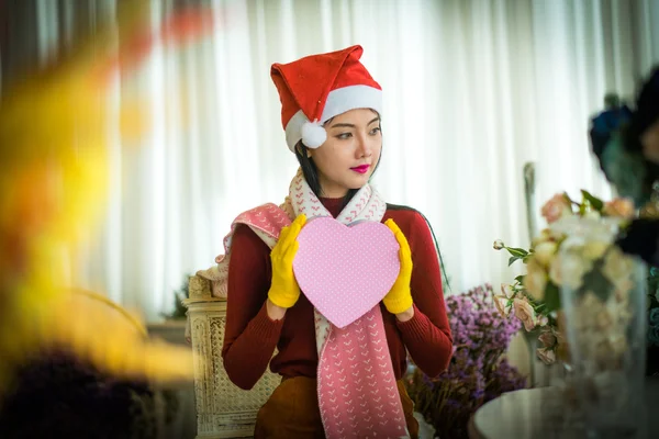 La niña con ropa de invierno sosteniendo la caja de regalo de Navidad — Foto de Stock