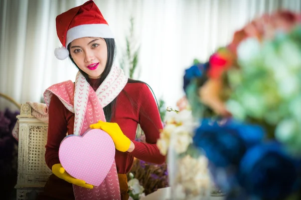 La niña con ropa de invierno sosteniendo la caja de regalo de Navidad — Foto de Stock