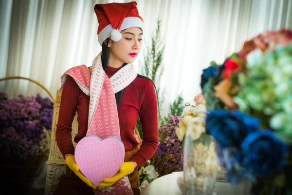 La niña con ropa de invierno sosteniendo la caja de regalo de Navidad — Foto de Stock