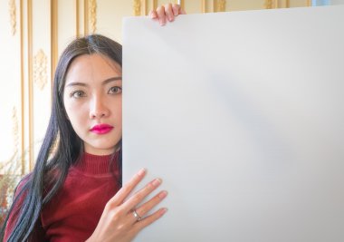 Ayakta, holding beyaz boş reklam kurulu güzel kadın  