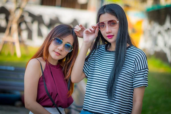 Dos amigas adolescentes en outfit.at hipster el parque al aire libre —  Fotos de Stock