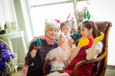 Aile ile Bahçe, küçük kız. Arkadan aydınlatmalı çekim alarak selfie tarafından