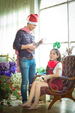 aşk, evlilik, kış, dating ve insanlar kavramı - çifti gülümseyen