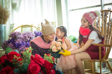 Aile bahçesinde küçük kızla.