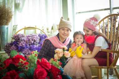 Aile bahçesinde küçük kızla.