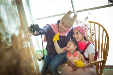 Aile selfie kamera tarafından alarak Park küçük kızla.