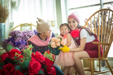 Aile bahçesinde küçük kızla.