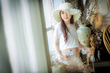 Çok mutlu güzel genç adam ve kadın hamile karnına tahmin