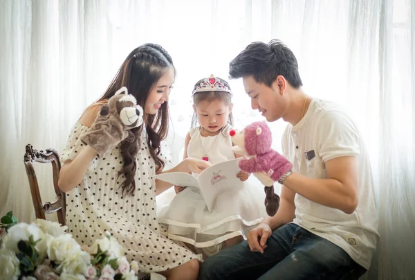 Familien-, Kinder- und Heimkonzept - lächelnde Eltern und kleines Mädchen — Stockfoto