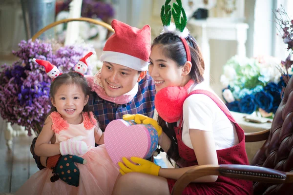 Familia con niña en un regalo especial . — Foto de Stock