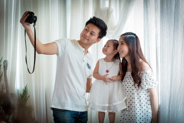 카메라에 의해 가정에서 어린 소녀와 가족. — 스톡 사진