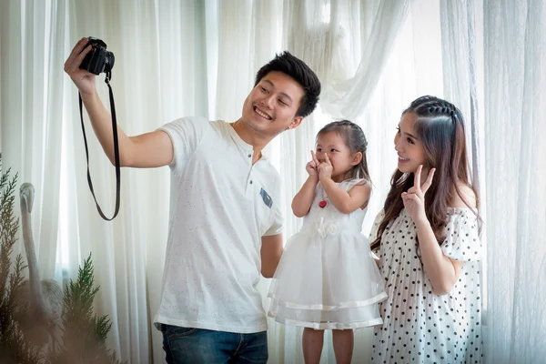 Familia con niña en casa por cámara . — Foto de Stock