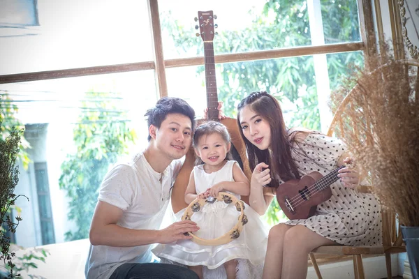 Familie musiziert zu Hause mit Gitarre, Vater Mutter, Tochter — Stockfoto