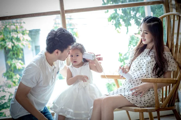 Familie mit kleinem Mädchen kann telefonieren. — Stockfoto