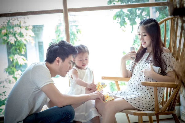 Family with little girl in Players can phone. — Stock Photo, Image