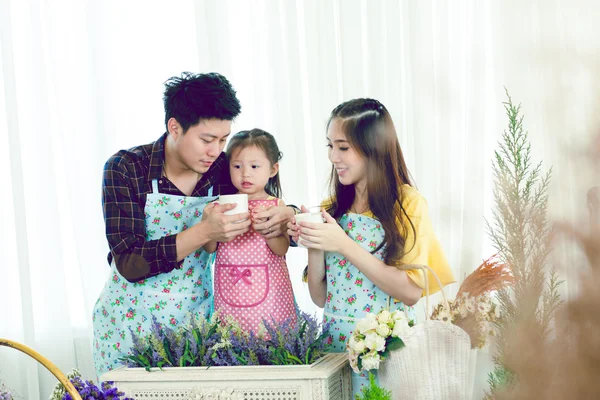 Família com menina no jardim, tempo de café . — Fotografia de Stock
