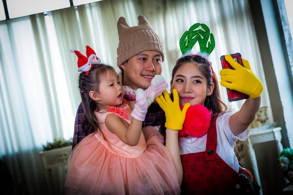 Familia con niña en el jardín tomando selfie por teléfono móvil . — Foto de Stock