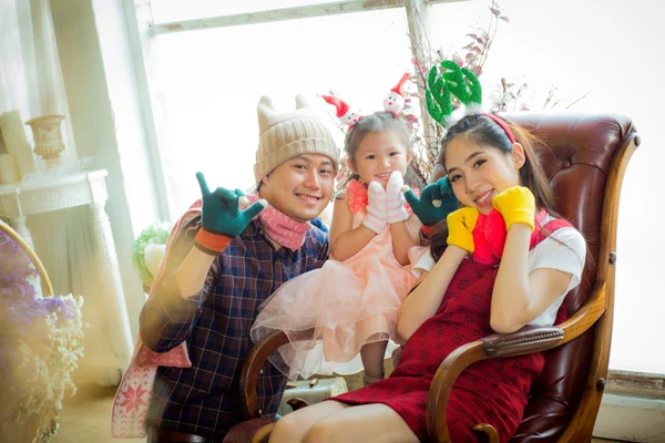 Family with little girl in garden. Backlit shot taking selfie by — Stock Photo, Image