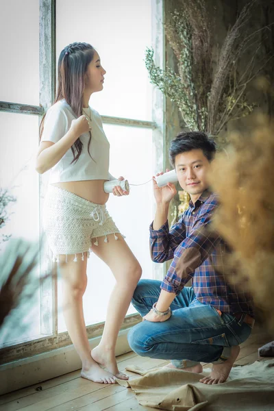 Sehr glücklich schöne junge Mann und Frau schwangeren Bauch reden — Stockfoto