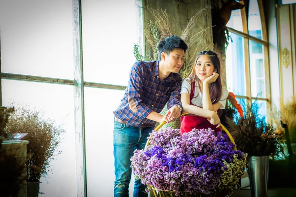 Muy feliz hermoso joven hombre y mujer en el jardín  . — Foto de Stock