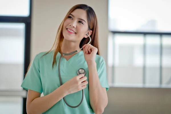 Portret van een mooie lachende verpleegster — Stockfoto