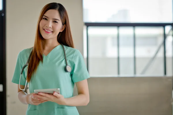 Die junge Ärztin lächelt Gesicht mit Stethoskop — Stockfoto