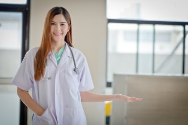 Genç güzel kadın doktor gösteren boş alanı f gülen mutlu