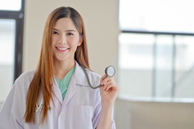 Genç güzel kadın doktor gösteren boş alanı f gülen mutlu