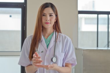 Genç güzel kadın doktor gösteren boş alanı f gülen mutlu