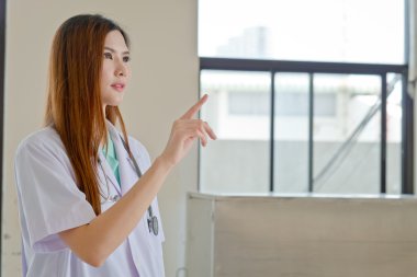 Genç güzel kadın doktor gösteren boş alanı f gülen mutlu