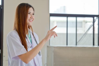 Genç güzel kadın doktor gösteren boş alanı f gülen mutlu