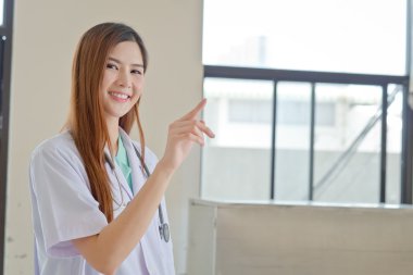 Genç güzel kadın doktor gösteren boş alanı f gülen mutlu