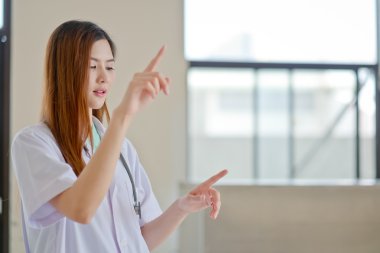 Genç güzel kadın doktor gösteren boş alanı f gülen mutlu