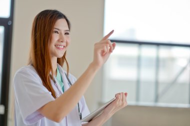 Genç güzel kadın doktor gösteren boş alanı f gülen mutlu