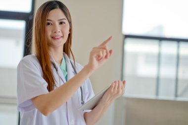 Genç güzel kadın doktor gösteren boş alanı f gülen mutlu