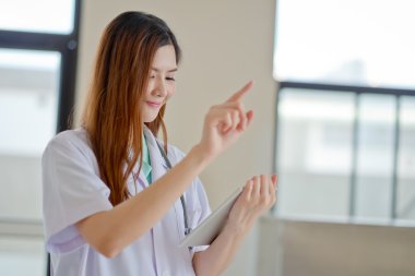 Genç güzel kadın doktor gösteren boş alanı f gülen mutlu