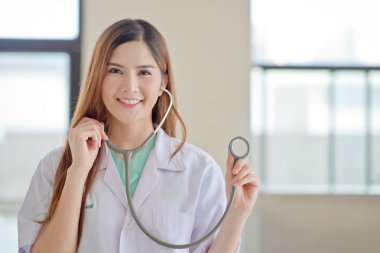 Genç güzel kadın doktor gösteren boş alanı f gülen mutlu