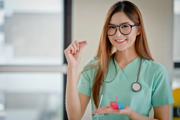 Bir kutu hap el ile genç doktor. Sağlık işletme
