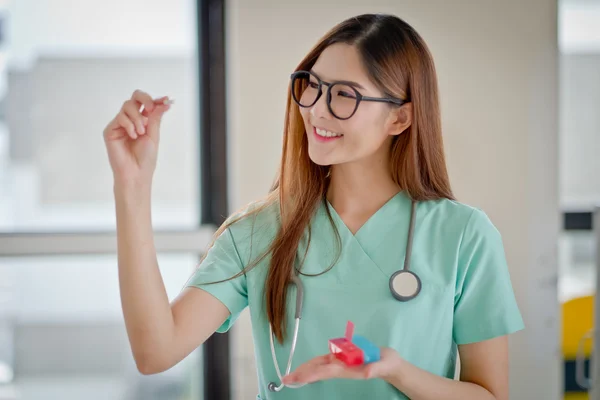 hapları gösterilen genç eczacı portresi.