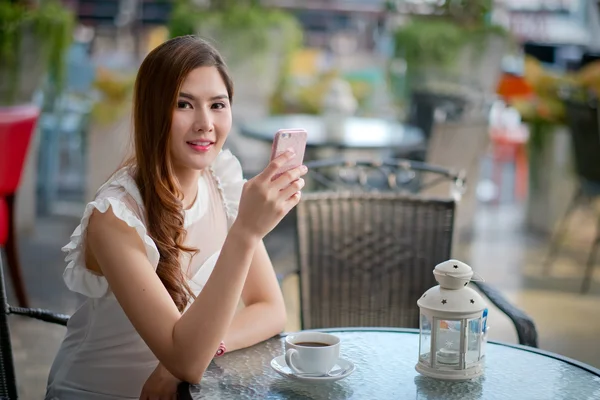 Frau trinkt Kaffee aus einer Tasse in einem Restaurant — Stockfoto