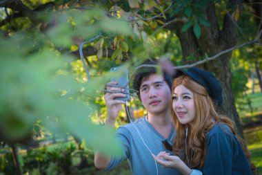 Cep telefonlarından fotoğraf çekmeye Çift