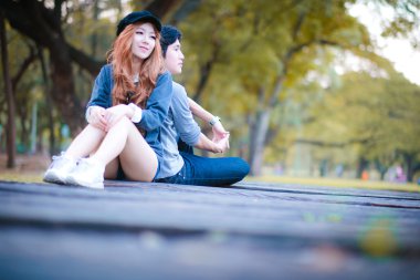 n ile çevrili bir ahşap Köprüsü'nde, çiftler, turistler, oturma