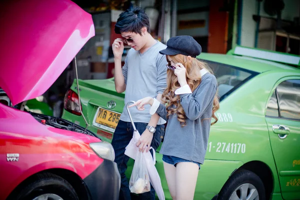 Men and Women Checking the car — Stock Photo, Image