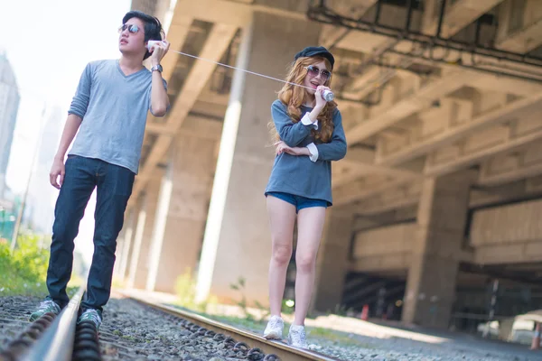 Las parejas se comunican con un teléfono de juguete  . — Foto de Stock