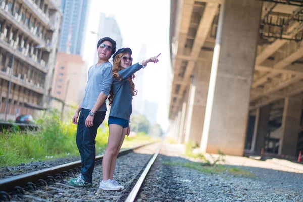 Las parejas viajan juntas, usando gafas de sol  , — Foto de Stock