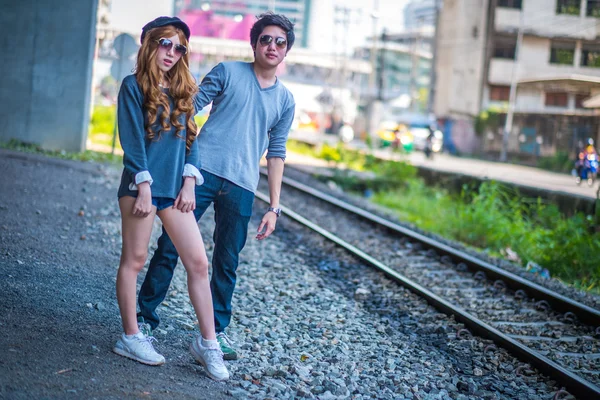 Пара чекає на поїзд Сонцезахисні окуляри — стокове фото