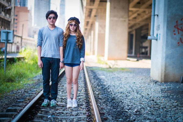 Paar in stehender Pose. und trägt eine Sonnenbrille — Stockfoto