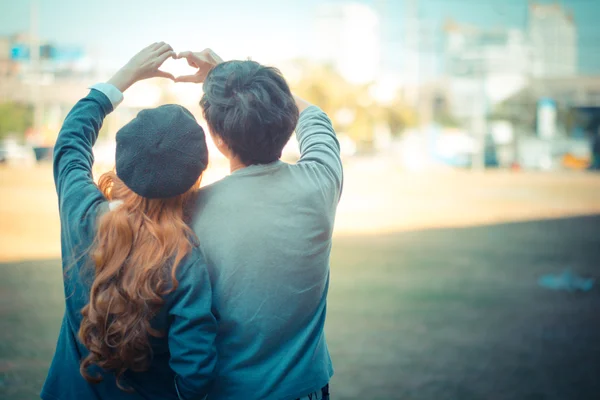 Mannen en vrouwen schieten backlit kijken door zonne-brillen, Sho — Stockfoto