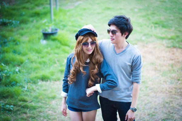Férfi és női napszemüveg Park árnyékban visel — Stock Fotó
