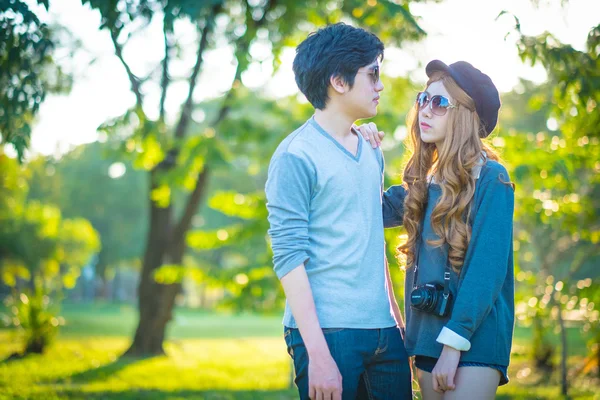 Homens e mulheres usando óculos de sol Parque na sombra — Fotografia de Stock